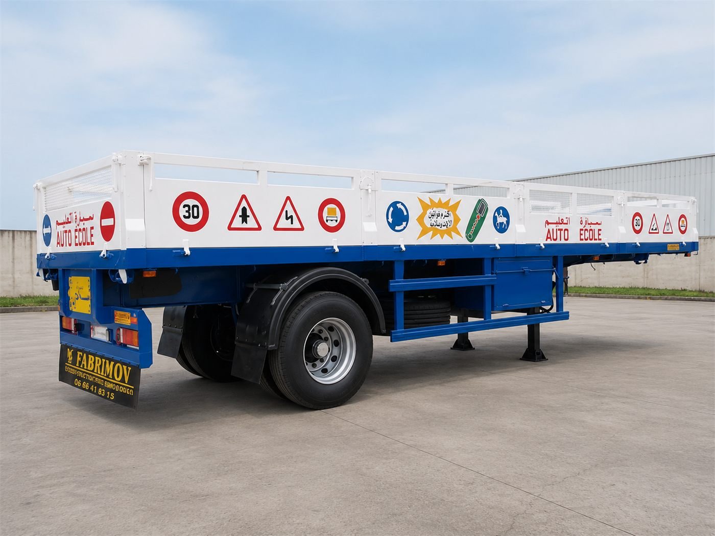 Plateau sur camion avec grue